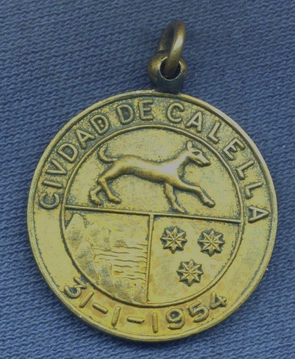 Militaria Barcelona Medalla de Calella a sus excombatientes en la Guerra Civil.  Instituida el 3 de Enero de 1954. Latón. Versión con reverso para excombatientes.