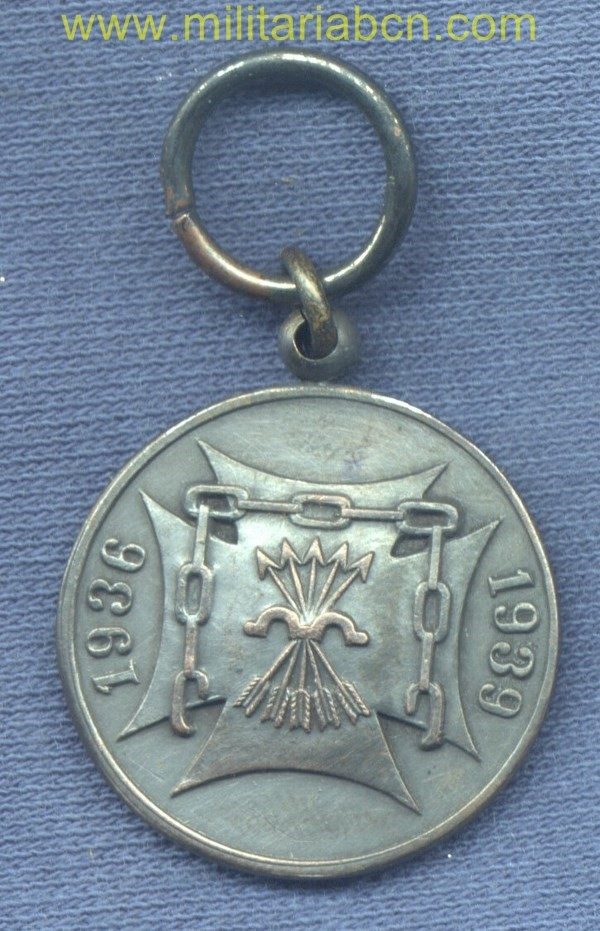 Militaria Barcelona Medalla de Calella a sus excautivos en la Guerra Civil.  Instituida el 3 de Enero de 1954. Cobre. Versión con reverso para excombatientes.