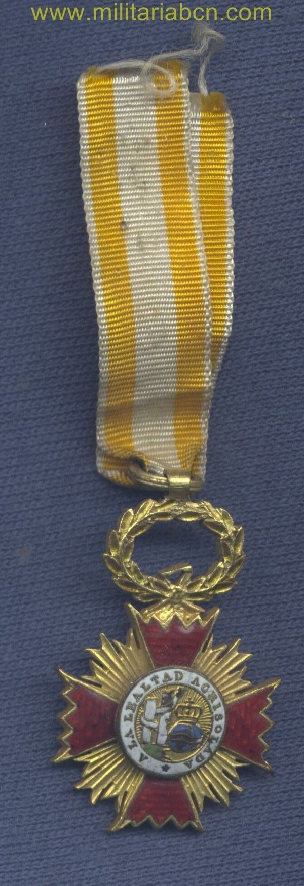 España. Cruz de la Orden de Isabel la Católica. Época Alfonso XIII. Tamaño Princesa. 34 x 21 mm.