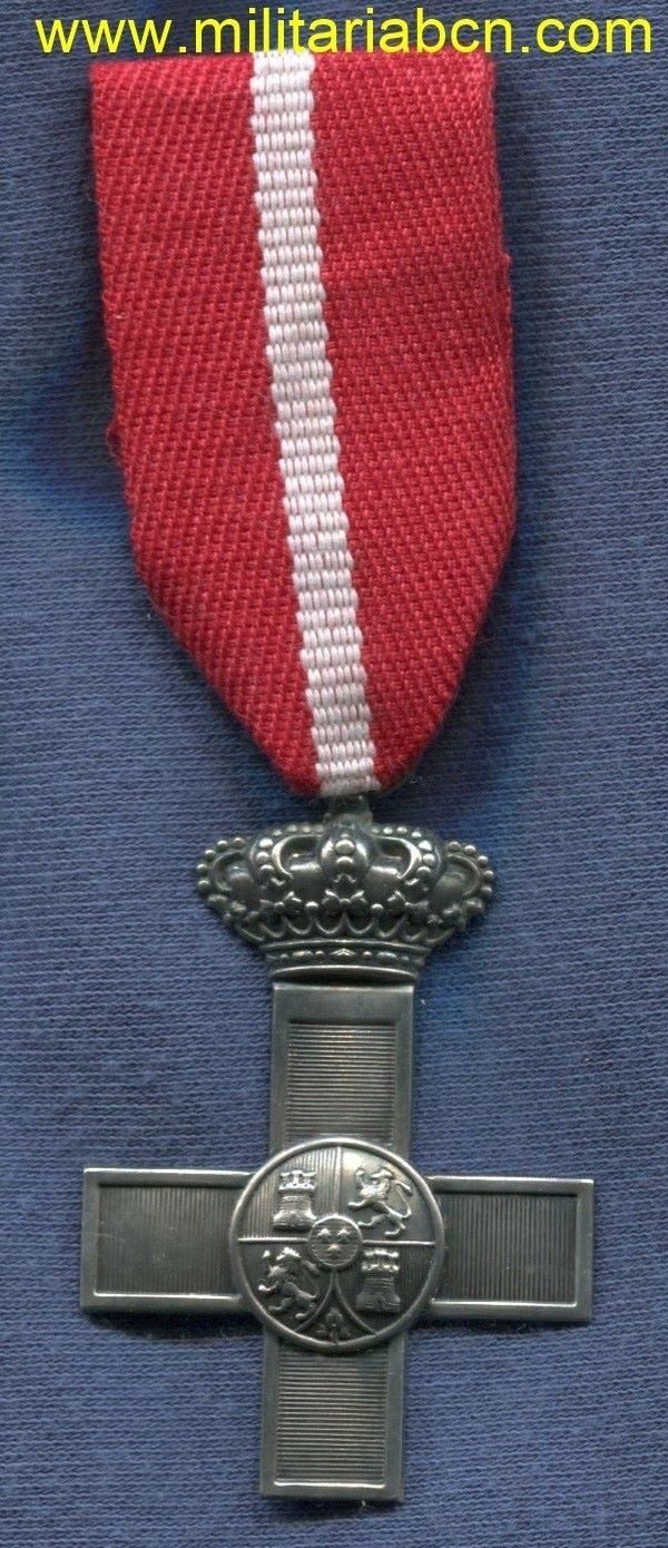España. Orden al Mérito MIlitar.  Cruz de Plata.  Distintivo rojo.  Epoca Alfonso XIII.  Cinta bordada, posiblemente de fabricación marroquí.