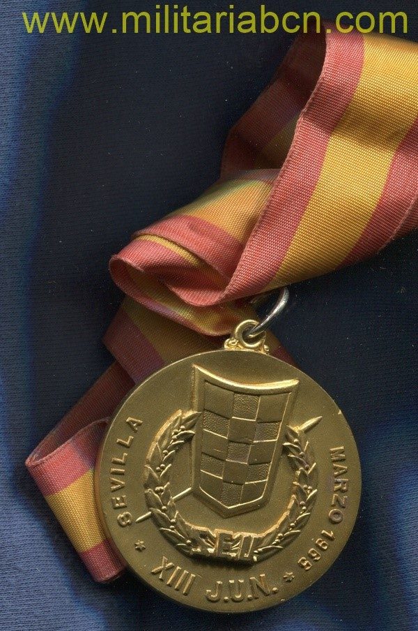 Militaria Barcelona España. Medalla del Sindicato Español Universitario.  Educación Física y Deportes. Sevilla, marzo 1965.