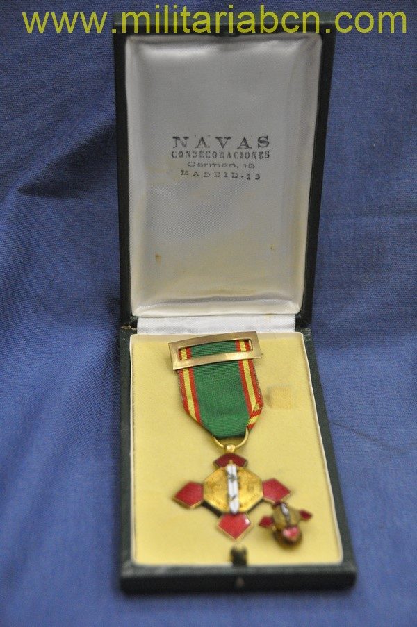 España. Cruz al Mérito Policial con distintivo rojo con miniatura y caja de origen.