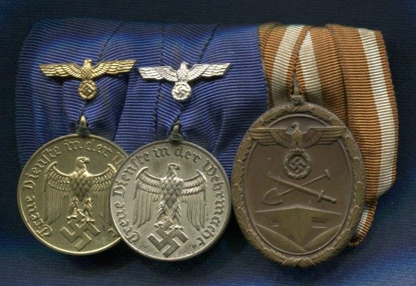 Militaria Barcelona Germany III Reich. Bar with 3 Medals: - Medal 4 Years of Service in the Wehrmacht - Medal 12 Years of Service in the Wehrmacht - West Wall Medal. German award second world war.