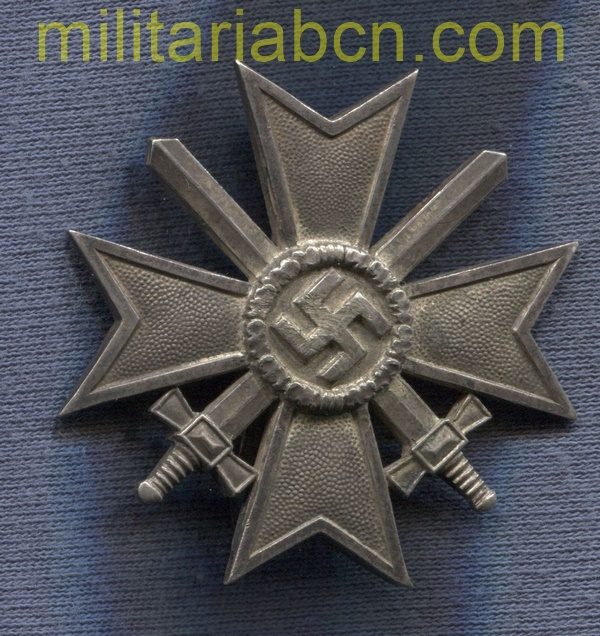 Alemania III Reich. Cruz al Mérito de Guerra.  KVK.  Kriegsverdienstkreuz. Primera Clase. Con espadas. Buntmetall. Medalla alemana de la Segunda Guerra Mundial. 