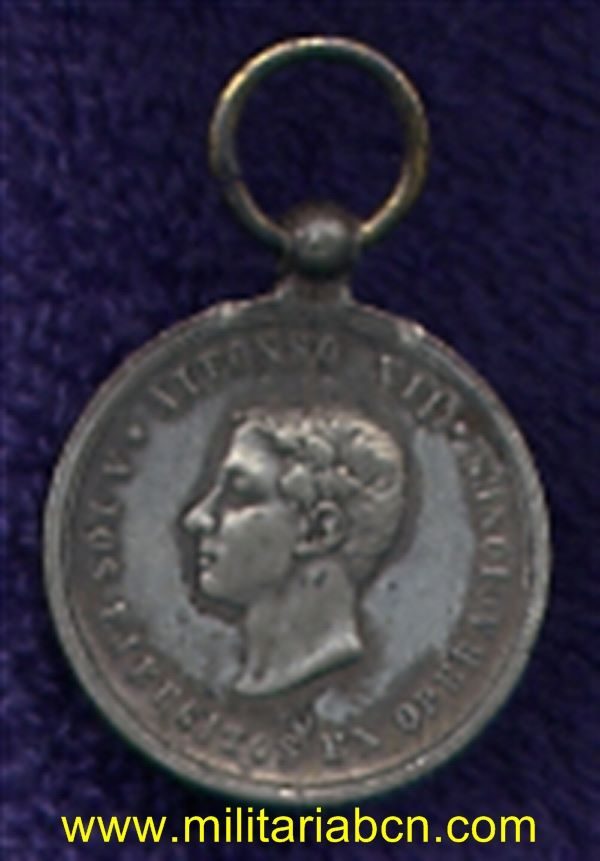 Militaria Barcelona Medalla de Distinción de Alfonso XII. 1875. Sin cinta. Tercera Guerra Carlista. Concedida a las tropas isabelinas o liberales.