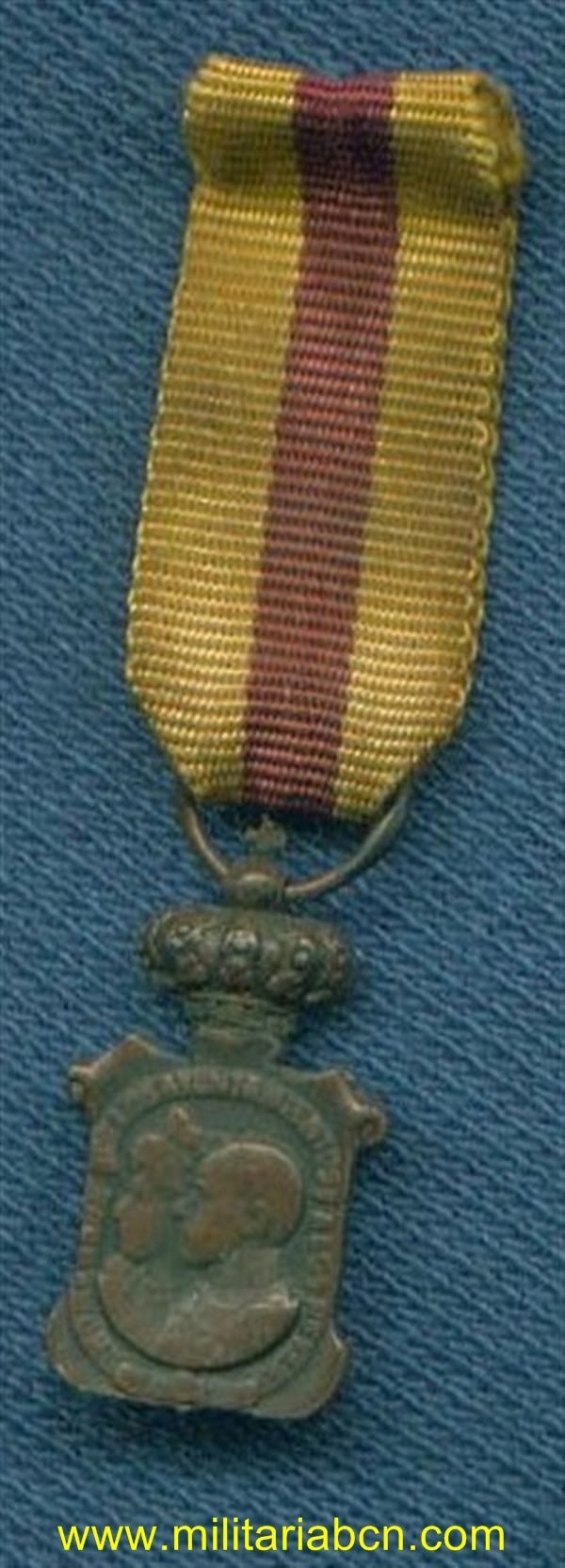 España. Epoca Alfonso XIII.  Miniatura de la medalla de Homenaje de los Ayuntamientos a los Reyes.