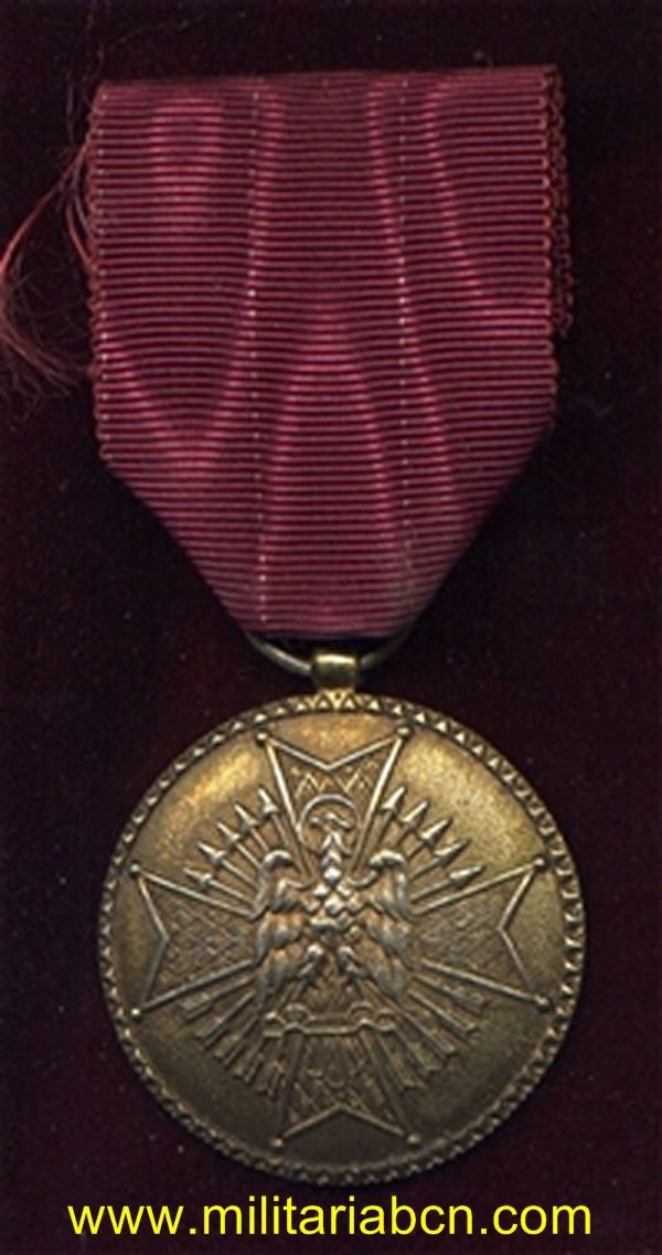 Militaria Barcelona España. Orden de Cisneros. Medalla. Plata. 1er Modelo (cinta en rojo). Epoca de Franco.