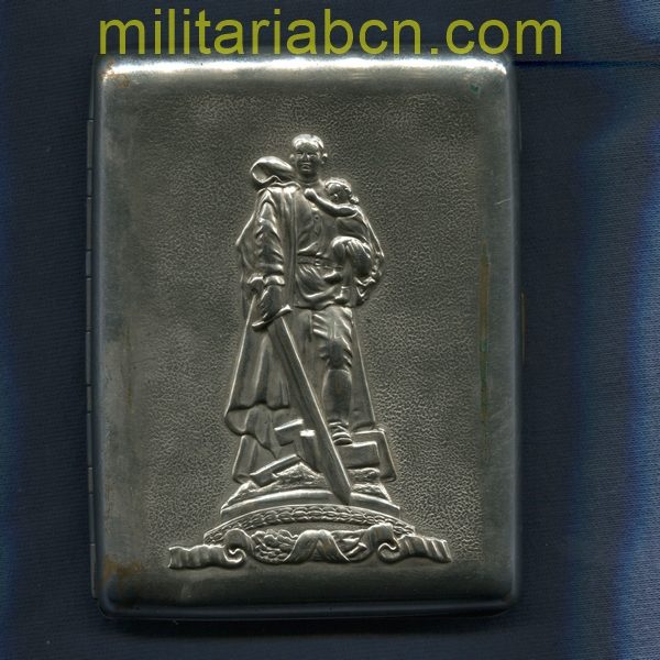 USSR Soviet Union. Cigarette case representing the Soviet Soldier of the Treptower Park in Berlin. militariabcn.com