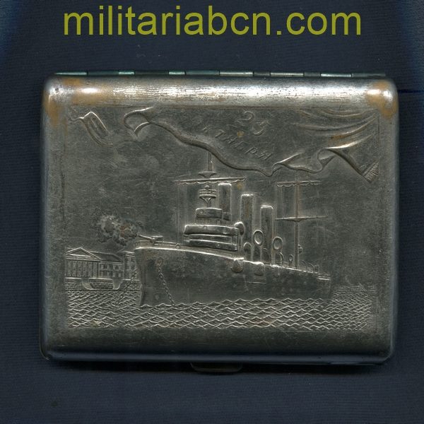 USSR Cigarette case with the representation of the Aurora Cruise. militariabcn.com