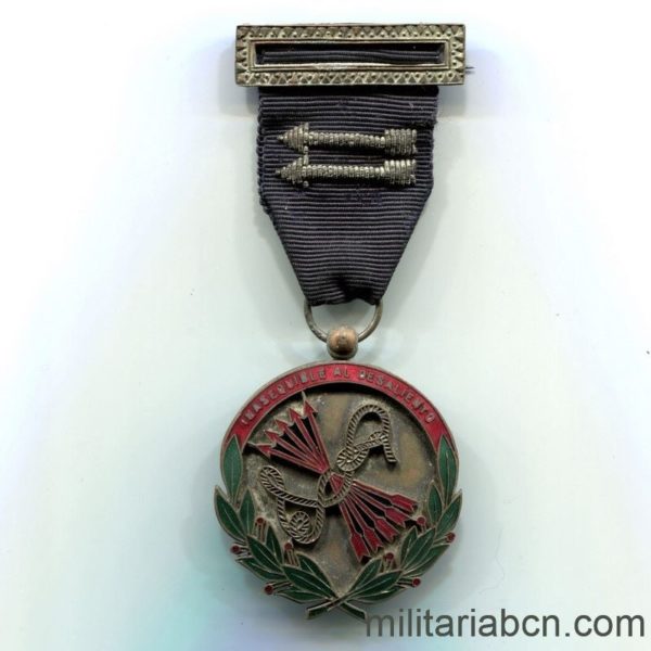 Militaria Barcelona Medalla de la Constancia del Frente de Juventudes. Cinta con dos Flechas en plata, Jefe de Falange.