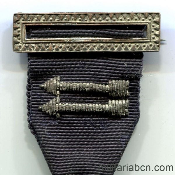 Militaria Barcelona Medalla de la Constancia del Frente de Juventudes. Cinta con dos Flechas en plata, Jefe de Falange. Cinta