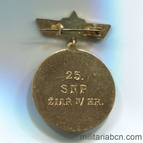 Militaria Barcelona Socialist Republic of Czechoslovakia. Medal of the 25th Anniversary of the Slovak National Uprising of 1944. Reverse