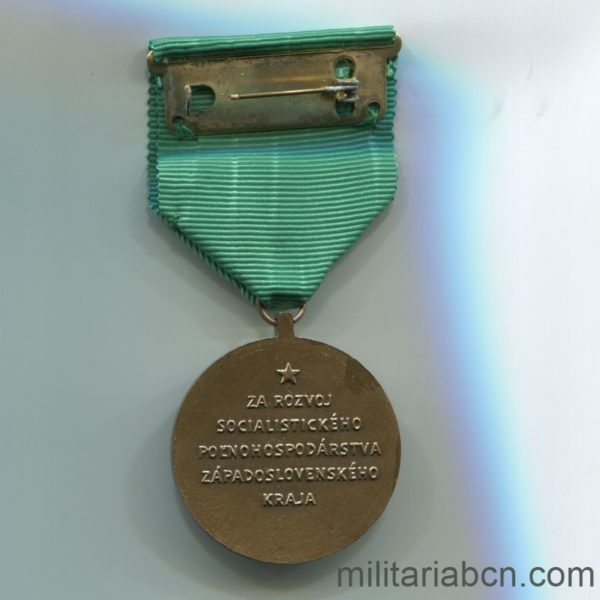 Militaria Barcelona Socialist Republic of Czechoslovakia. Medal for the Development of the Agrarian Administration of Bratislava. Reverse