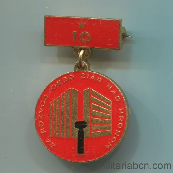 Militaria Barcelona Socialist Republic of Czechoslovakia. Medal for the 10th Anniversary of the Development of the Žiar nad Hronom region in Slovakia. With origin box and lapel badge. Full