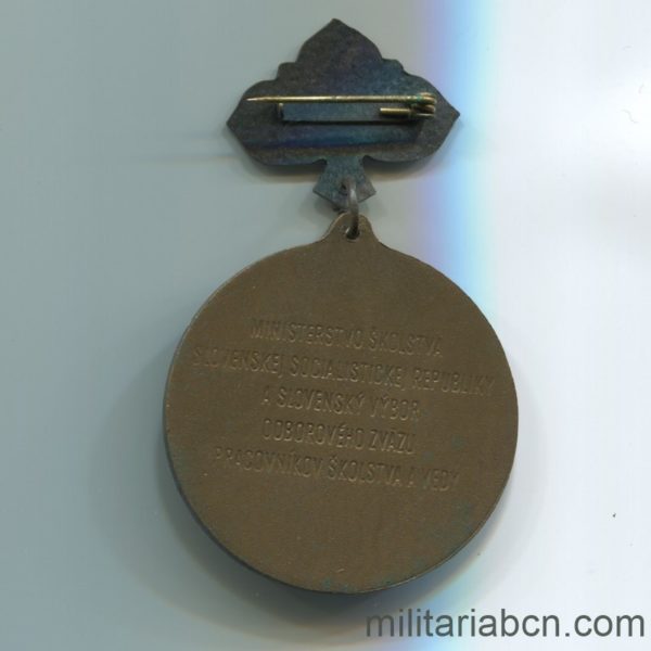 Militaria Barcelona. Socialist Republic of Czechoslovakia. Distinguished Teacher Medal of the Slovak Socialist Republic. Reverse