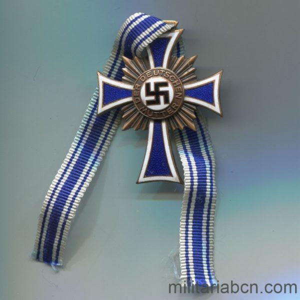 Militaria Barcelona Cruz de la Madre Alemana. Mutterkreuz. 2º Modelo. 1939. Versión bronce.. Cinta
