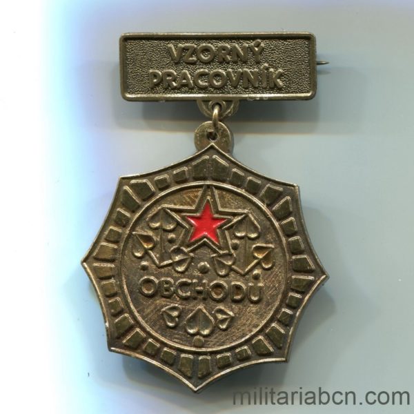 Militaria Barcelona Socialist Republic of Czechoslovakia. Exemplary Worker Medal of the Ministry of Labor and Commerce OBCHODU. With lapel badge and original box. Medal