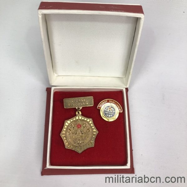 Militaria Barcelona Socialist Republic of Czechoslovakia. Exemplary Worker Medal of the Ministry of Labor and Commerce OBCHODU. With lapel badge and original box.