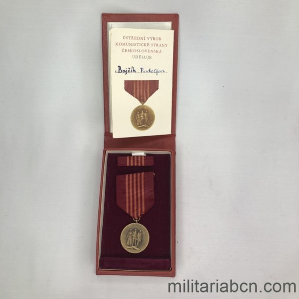Militaria Barcelona Socialist Republic of Czechoslovakia. Medal of the 25th Anniversary of the Socialist Republic 1948-1973. With pin, box and award document