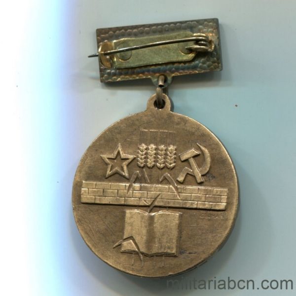 Militaria Barcelona Czechoslovak Socialist Republic.  Medal of Merit for the Development of the Central Slovakia. Breast medal reverse