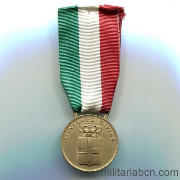 Militaria Barcelona  Italy. Civil Valor Medal. Gold version .Period Vittorio Emanuele III. ribbon