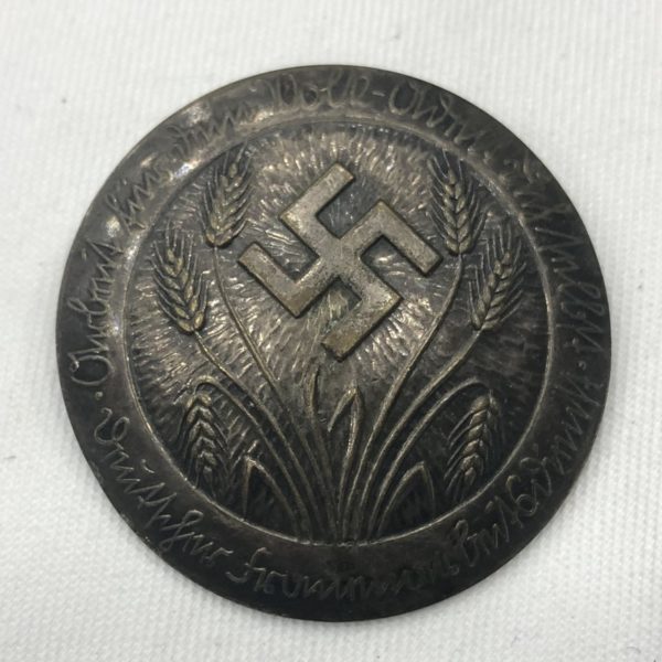 Militaria Barcelona Alemania III Reich. Distintivo del RADwj, sección femenina del Reichsarbeitdienst. Numerado.
