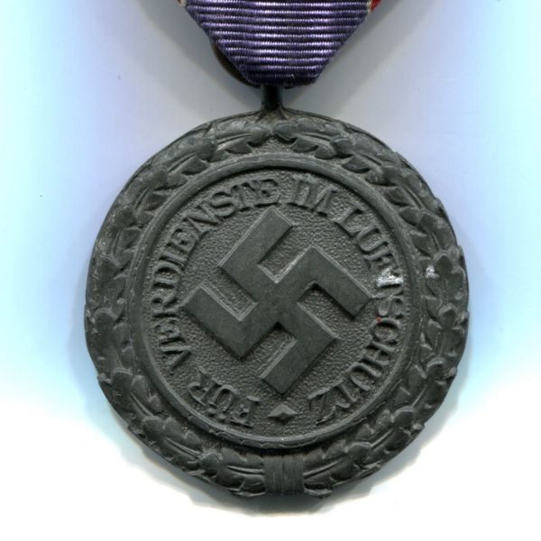 Militaria Barcelona Germany III Reich. Luftschutz medal. Zinc. Luftschutz-Ehrenzeichen