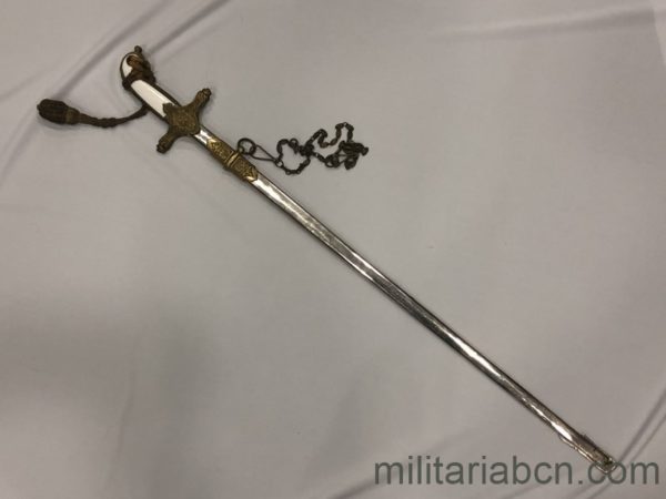 Militaria Barcelona España. Espada Sable Puerto Seguro para Generales. Modelo 1943. Hoja gravada. entera