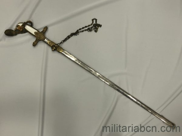 Militaria Barcelona España. Espada Sable Puerto Seguro para Generales. Modelo 1943. Hoja gravada. entera 2