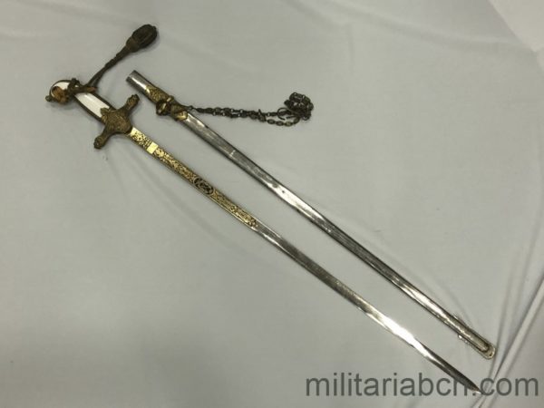Militaria Barcelona España. Espada Sable Puerto Seguro para Generales. Modelo 1943. Hoja gravada. entera 2333