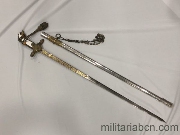 Militaria Barcelona España. Espada Sable Puerto Seguro para Generales. Modelo 1943. Hoja gravada. entera 23335