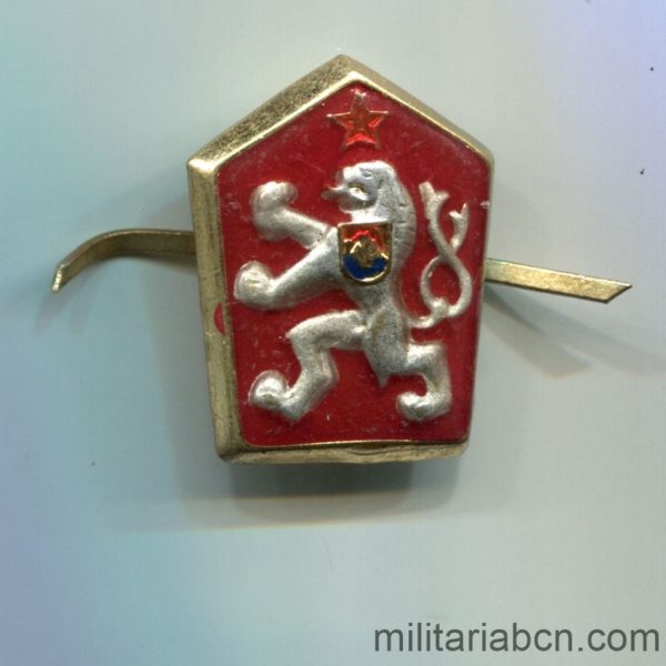 Militaria Barcelona Czechoslovak Republic. Army cap badge. Socialist era