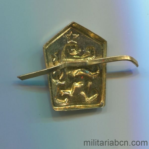 Militaria Barcelona Czechoslovak Republic. Army cap badge. Socialist era reverse
