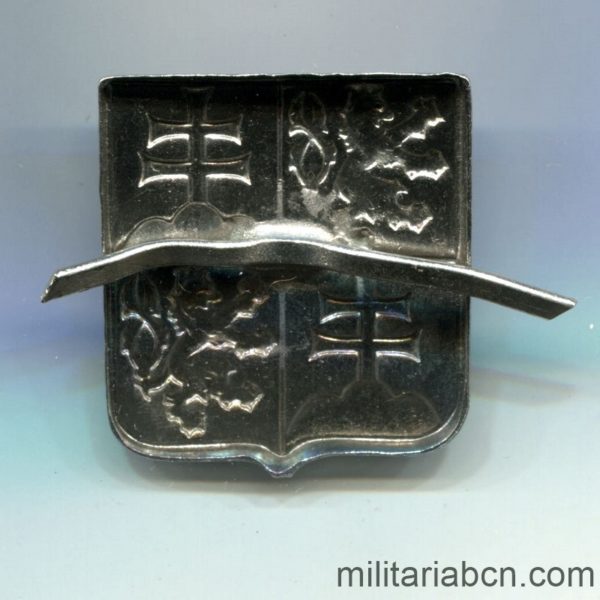 Militaria Barcelona Czechoslovak Republic. Army cap badge. 1990 model. reverse
