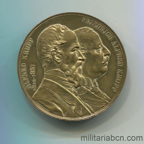 Militaria Barcelona Germany. Commemorative medal of Alfred and Friedrich Albert Krupp. 1892. Golden bronze. 42 mm