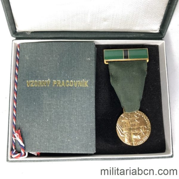 Militaria Barcelona Czechoslovak Socialist Republic. Medal of Merit for the Worker in the Department of Fuels and Energy. With caeard dovument and original box.