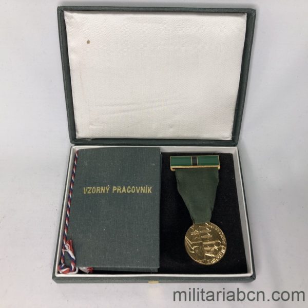 Militaria Barcelona Czechoslovak Socialist Republic. Medal of Merit for the Worker in the Department of Fuels and Energy. With caeard dovument and original box. Box