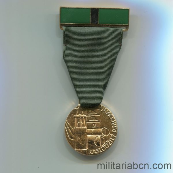 Militaria Barcelona Czechoslovak Socialist Republic. Medal of Merit for the Worker in the Department of Fuels and Energy. With caeard dovument and original box. medal