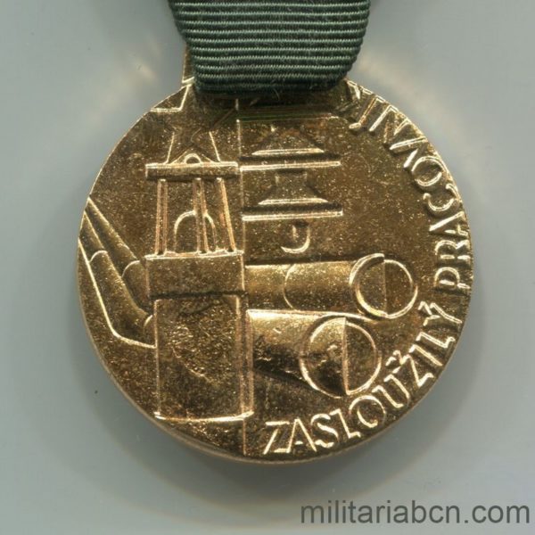 Militaria Barcelona Czechoslovak Socialist Republic. Medal of Merit for the Worker in the Department of Fuels and Energy. With caeard dovument and original box. medal detail