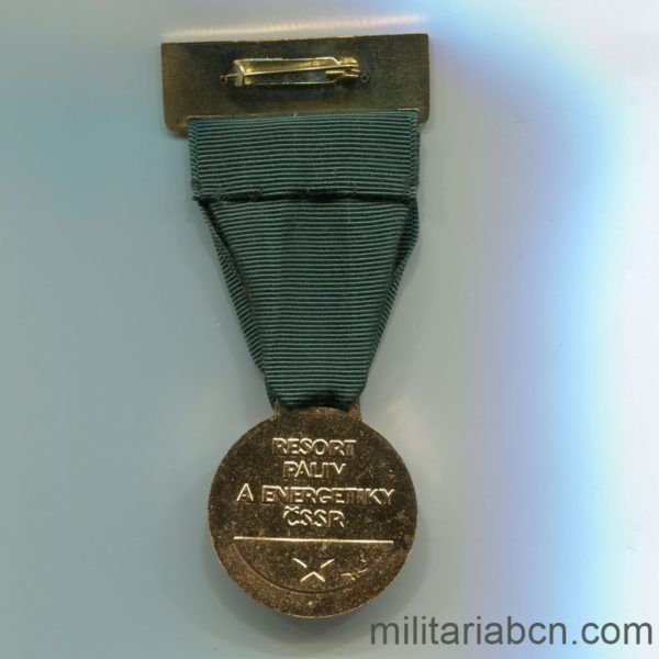 Militaria Barcelona Czechoslovak Socialist Republic. Medal of Merit for the Worker in the Department of Fuels and Energy. With caeard dovument and original box. medal reverse