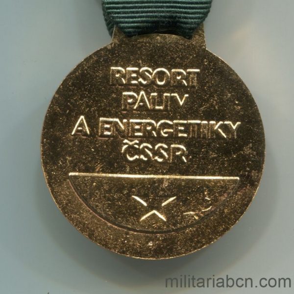 Militaria Barcelona Czechoslovak Socialist Republic. Medal of Merit for the Worker in the Department of Fuels and Energy. With caeard dovument and original box. medal reverse detail
