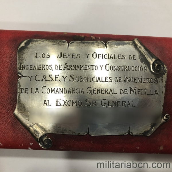Militaria Barcelona Bastón de Mando de General. Época de Franco. Con los emblemas esmaltados del arma de Ingenieros. caja placa
