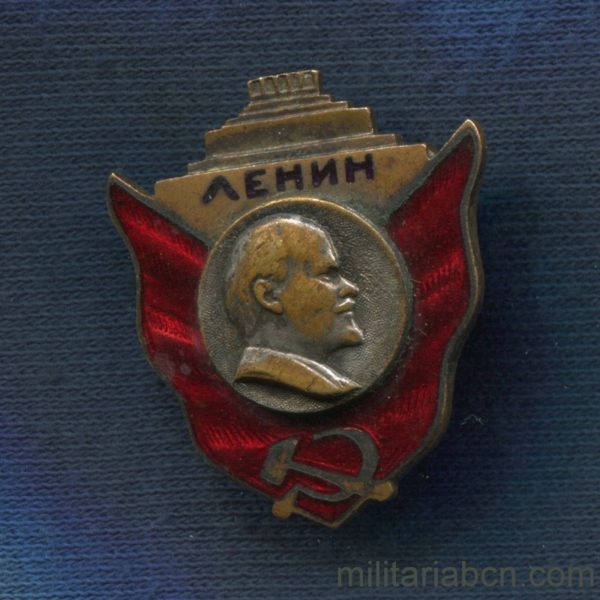 Militaria Barcelona USSR  Soviet Union.  Badge memorabilia of the construction of the Lenin Mausoleum.  Late 20s.