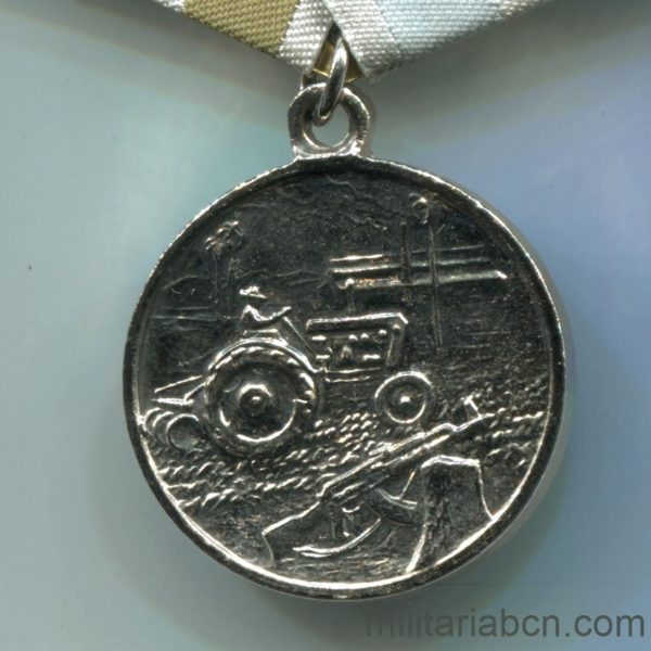 Militaria Barcelona Cuba.   República Socialista.  Medalla Destacado en la Preparación para la Defensa   Con pasador de diario.