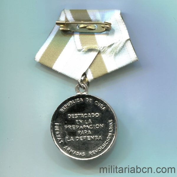 Militaria Barcelona Cuba.   República Socialista.  Medalla Destacado en la Preparación para la Defensa   Con pasador de diario. cinta reverso