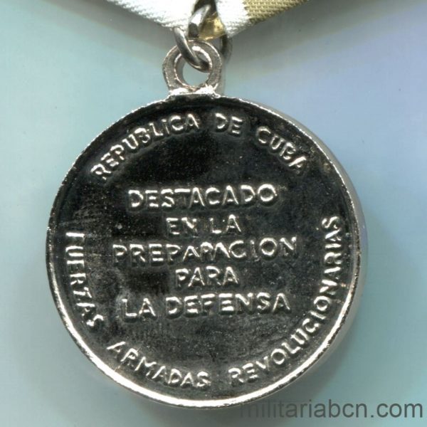 Militaria Barcelona Cuba.   República Socialista.  Medalla Destacado en la Preparación para la Defensa   Con pasador de diario. reverso