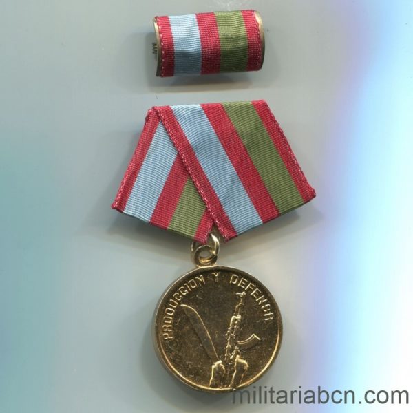 Militaria Barcelona Cuba.   República Socialista.  Medalla de Combatiente de la Producción y la Defensa 1988  cinta