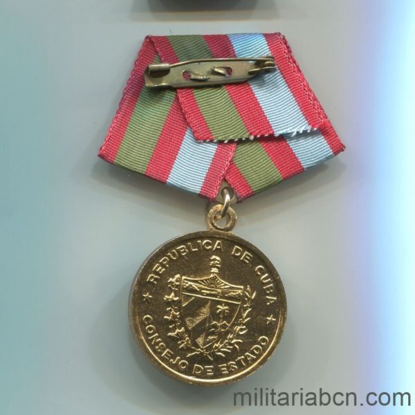 Militaria Barcelona Cuba.   República Socialista.  Medalla de Combatiente de la Producción y la Defensa 1988  cinta reverso