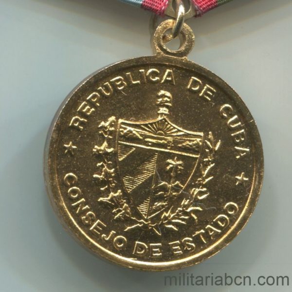Militaria Barcelona Cuba.   República Socialista.  Medalla de Combatiente de la Producción y la Defensa 1988  reverso