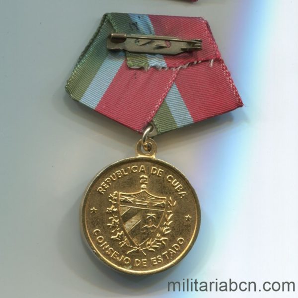 Militaria Barcelona Cuba.   República Socialista.  Medalla de la Lucha contra los Bandidos.  1979. cinta reverso